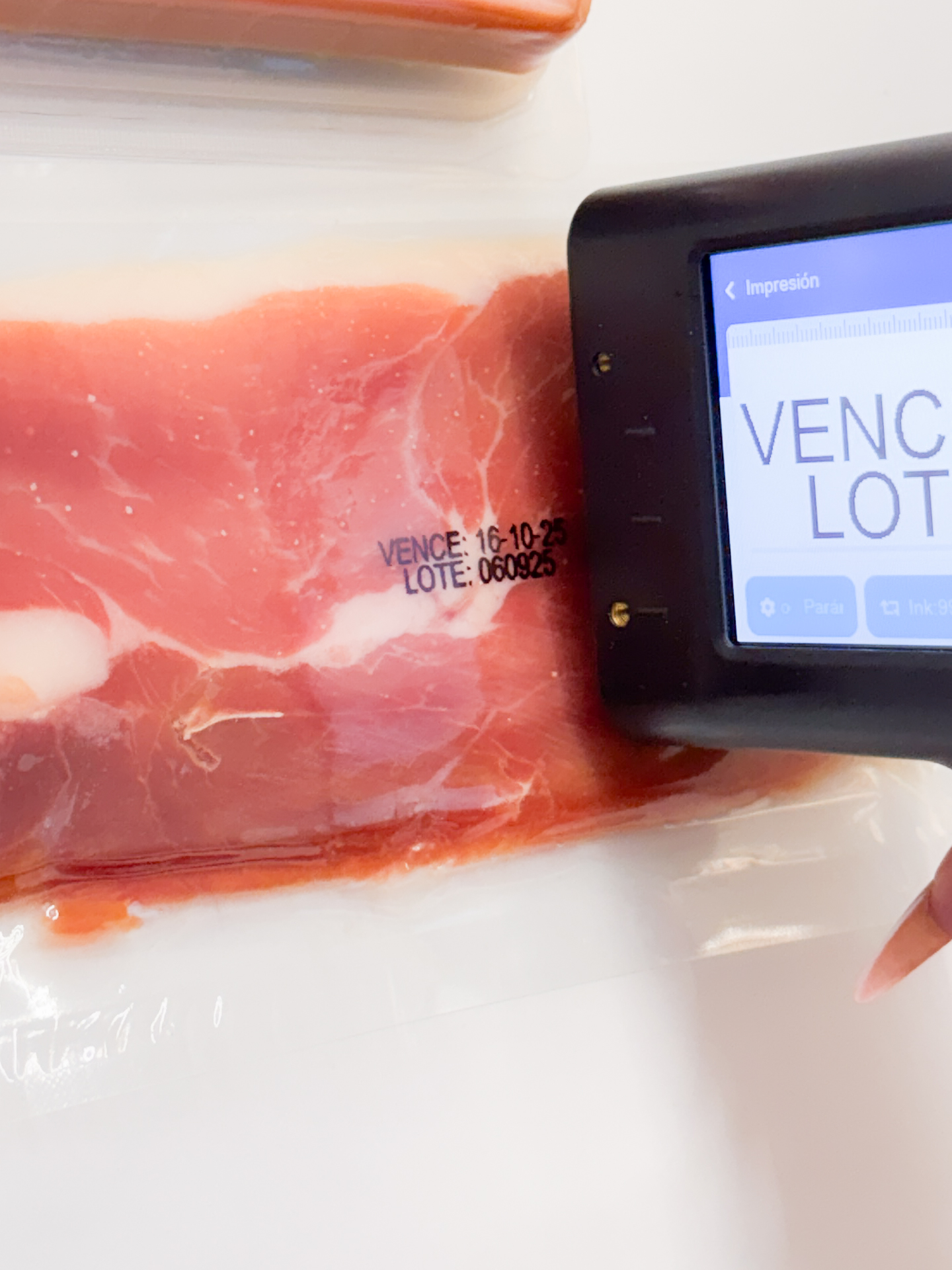 Codificadora inkjet portátil imprimiendo fecha de vencimiento y lote sobre envase de alimento