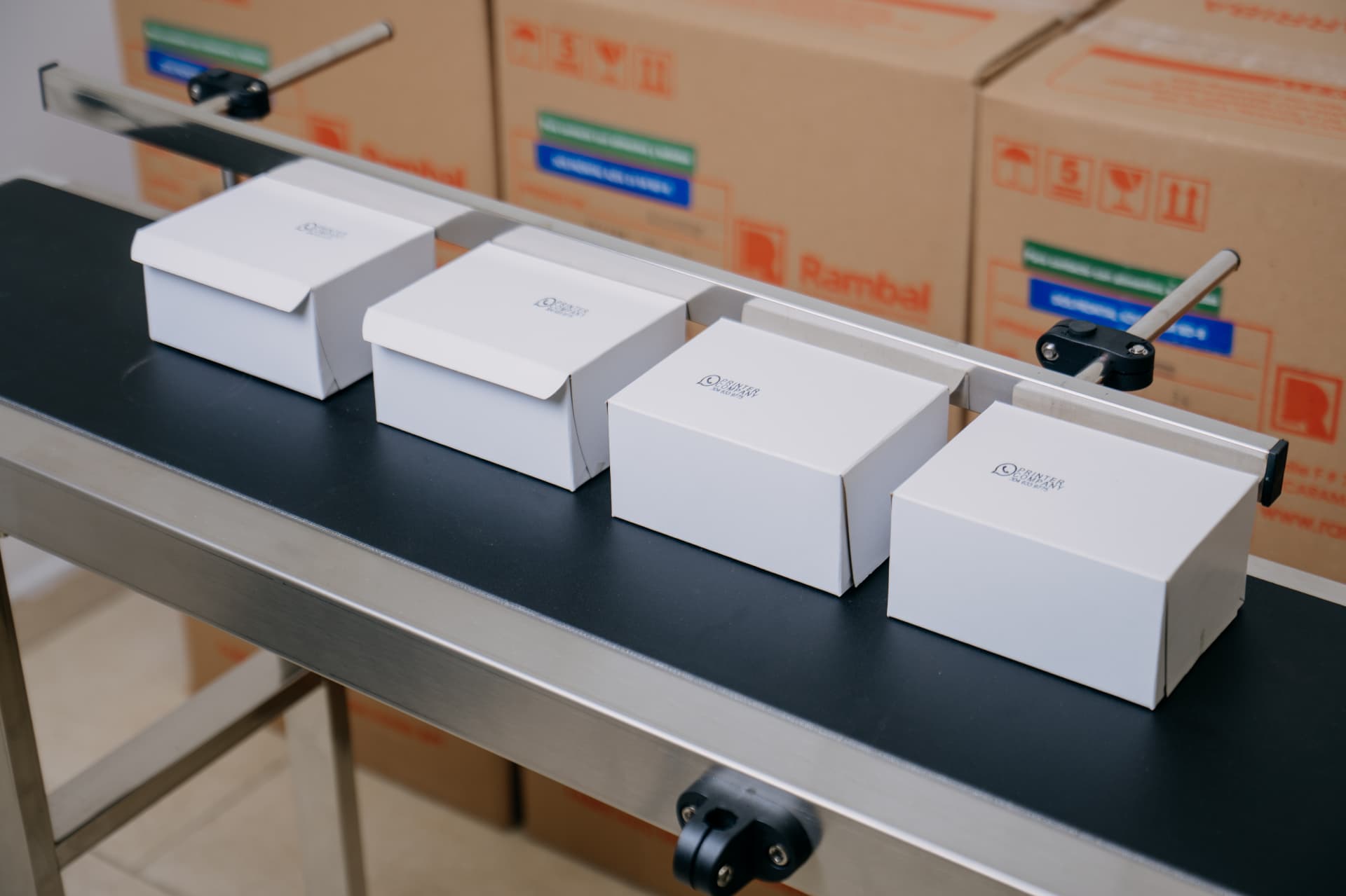 Cajas impresas automáticamente sobre banda transportadora con codificadora TIJ