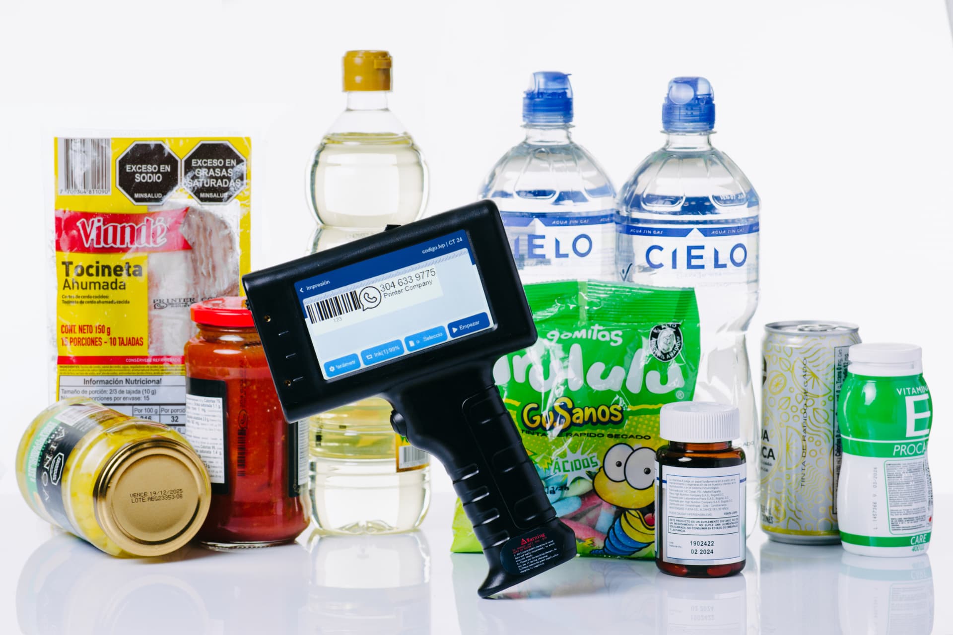Codificadora inkjet portátil marcando fecha y lote en productos de consumo