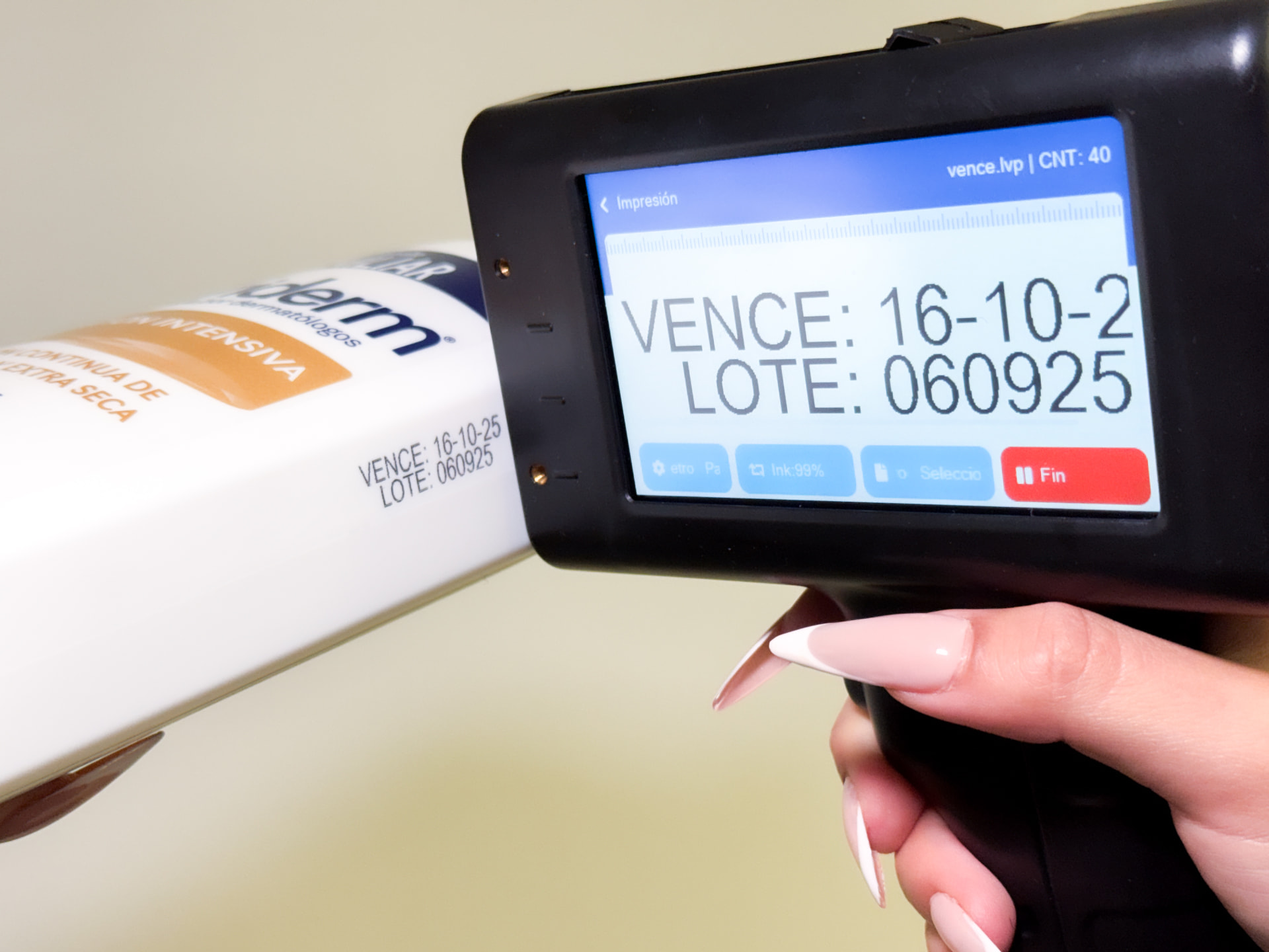 Codificadora inkjet portátil imprimiendo lote y fecha de vencimiento sobre empaque de alimento