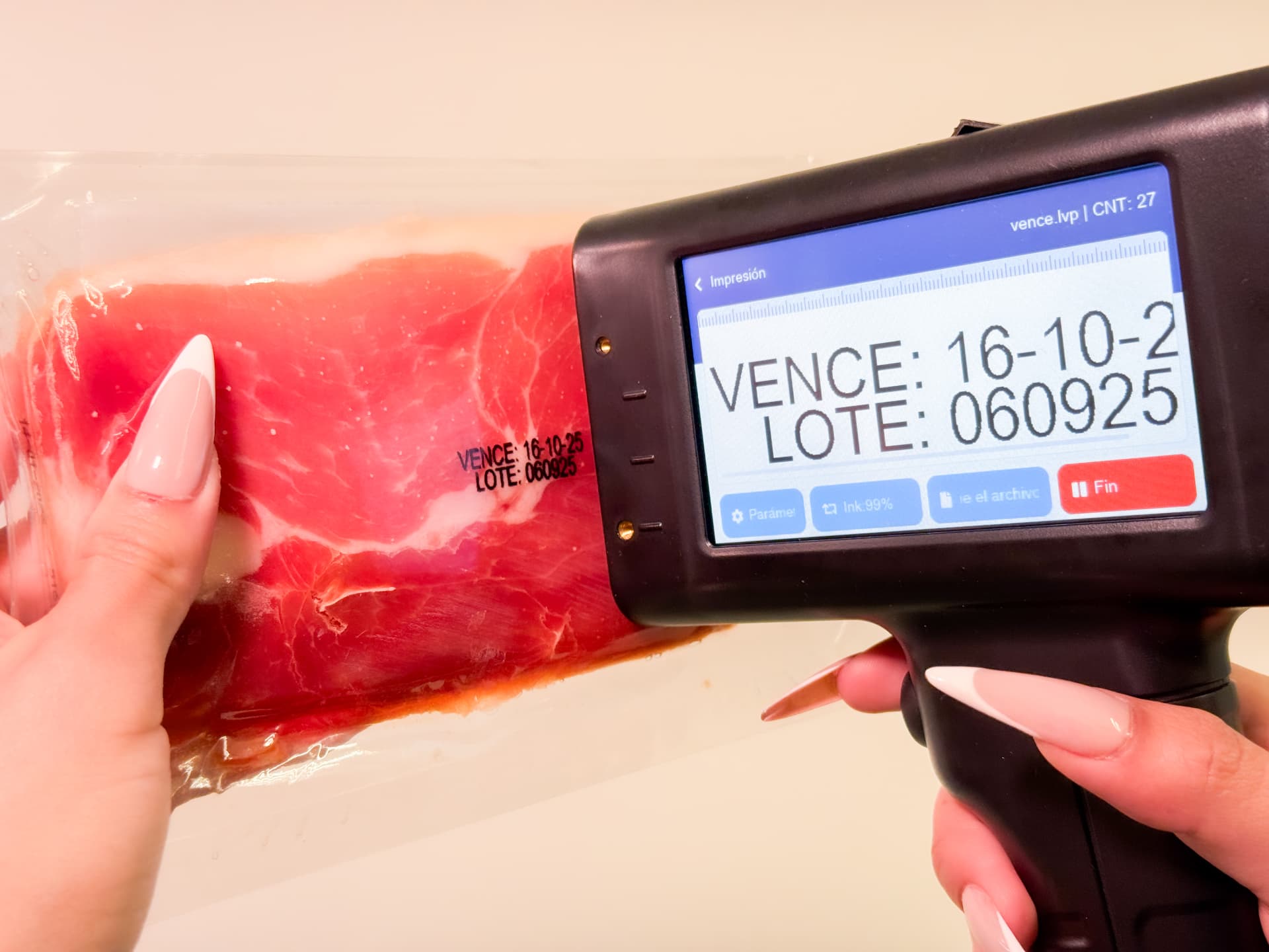 Codificadora inkjet portátil imprimiendo lote y fecha de vencimiento sobre empaque de carne