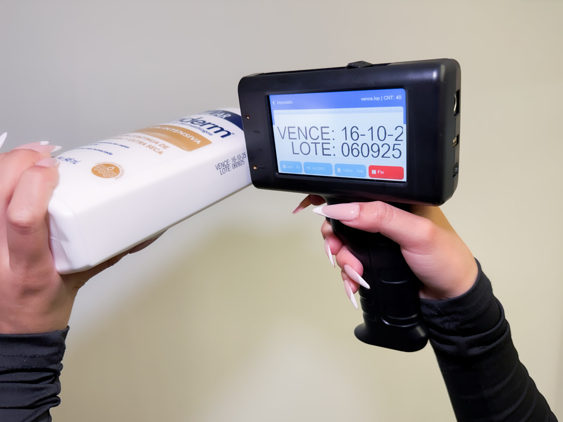 Codificadora inkjet portátil marcando fecha de vencimiento y lote sobre producto de belleza